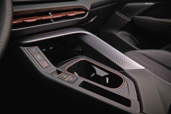 Für die Mittelkonsole haben die Designer eine extravagante und schicke Form gewählt. Das verwendete Material kann haptisch allerdings nicht so beeindrucken