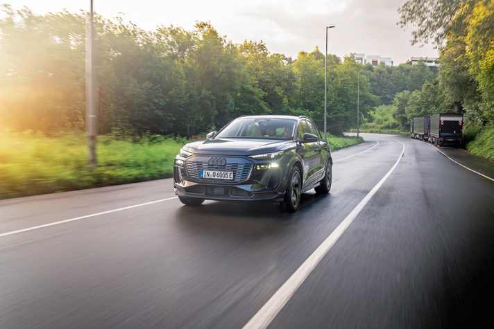 Das Gesicht des Q6 e-tron mit dem markentypischen Single Frame, den schmalen Lichtsignaturen sowie den tief liegenden Lufteinlässen wirkt sportlich-dynamisch