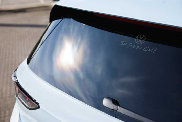 Das große Jubiläum dezent auf der Heckscheibe: Zum 50. Geburtstag erhält der Golf auch ein überarbeitetes Infotainmentsystem – mit frei stehendem Touchscreen und beleuchteten Touchslidern