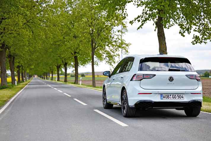 Ton in Ton: „Crystal Ice Blue Metallic“ nennt sich die neue hellblaue Lackierung, die mit dem Himmel in Wolfsburg um die Wette strahlt