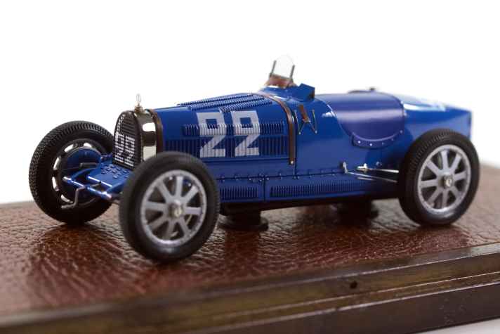 Der Siegerwagen aus dem Monaco Grand Prix von EMC fällt auch wegen der ungewöhnlichen Grafik der Nummer “22” auf, die das 1:43-Modell perfekt nachzeichnet ] Foto: Werk