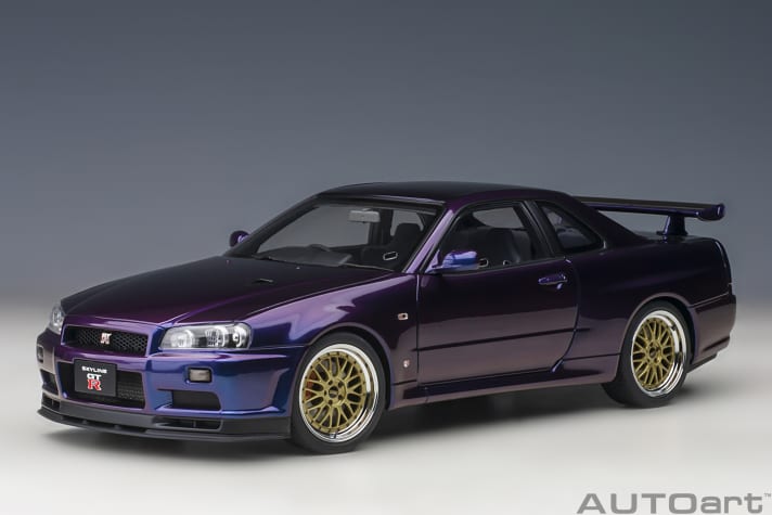 Nein: Dezent ist ein Nissan Skyline GT-R der Baureihe R34 als V-Spec II nun überhaupt nicht. Auch nicht als 1:18-Modell in Hammerausführung von Autoart in 1:18 und Purpurmetallic. ]