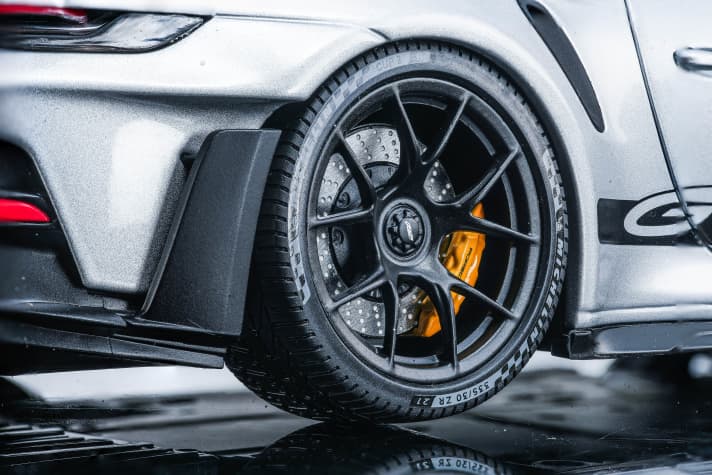 Die beiden 911 GT3 RS in 1:18 von Minichamps aus der Titelgeschichte gehen auf unvergleichliche Weise ins Detail. Auch die Verpackungen dieser beiden Neuheiten sind sehr speziell. Foto: Blackys Studio