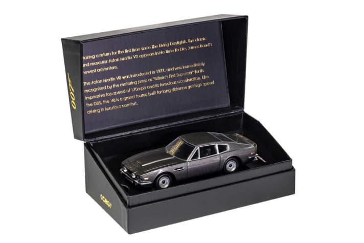 Warum die Die-Cast-Legende Corgi ihre 007-Aston-Martin in der Baugröße 1:36 nachbaut, erschließt sich wahrscheinlich nur britischen Kennern. Dafür gibt es eine repräsentative Box als Sahnehäubchen obendrauf. ]