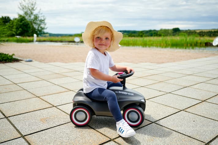 Bereits vor drei Jahren stellte BIG seinen Bobby Car “neo” als Weiterentwicklung vor, der formal wieder die klare Designsprache des legendären Originals aufnimmt. ]