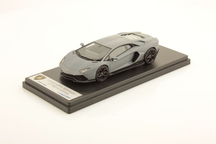 Die graue Version des Lamborghini LP 780-4 Ultimae von Looksmart kommt im Gegensatz zur weißen ohne Karbondach aus und rollt auch auf komplett anderen Felgen zum 1:43-Sammler.