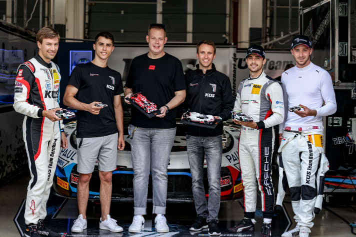 Christoph Krombach (dritter von links) bei der Vorbildrecherche in der Box. Und wir wissen nun: Die Racer vom KÜS Team sind auch echte Modellautofans