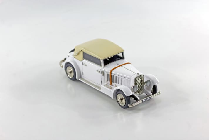 Wie das Original des Adler Standard 8 Kabriolett nach dem Entwurf von Walter Gropius hat auch das 1:43-Modell von Autopoineer originalgetreu vorne und hintern Scharniere an den Türen. ]