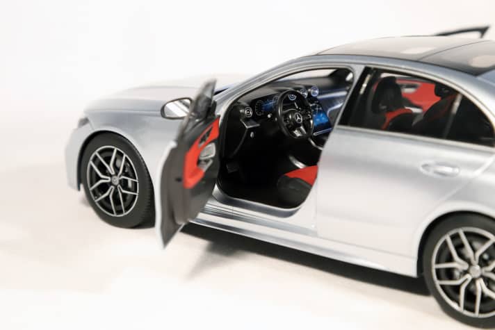 Bei der C-Klasse von NZG im Werksauftrag für Mercedes-Benz lassen sich die vorderen Türen öffnen, die Hauben bleiben geschlossen. Im Bild Hightech Silber, eine der Farben für Mercedes.