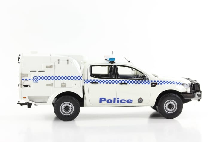 Die Seitenlinie des Polizeifahrzeugs von Trax in 1:43 zeigt vorne die wohlbekannte Form des Ford Pick-ups Ranger, hinten aber einen sehr ungewöhnlichen Spezialaufbau