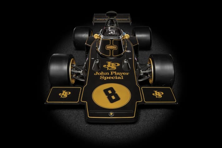 Die seitlich nach hinten versetzen Kühler machten beim Lotus 72 erstmals eine extrem flache Nase möglich. Diese Besonderheits ist auch am 1:8-Kit von Pocher sehr gut zu erkennen.]Fotos: Werk