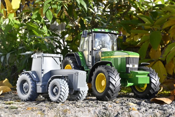 Das Neuheitenprogramm von Schuco enttarnt das neue Heft gleich im Doppelapck. Und dabei spielen Traktoren nach Vorbild von John Deere in 1:32 wie 1:18 eine wichtige Rolle ]Foto: W. Doppelhammer