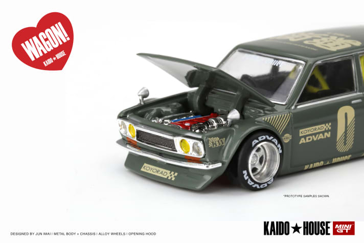 Der hervorragend detaillierte Rechtslenker von Mini GT in der kompakten Matchbox-Baugröße 1:64 überrascht mit beweglicher Motorhaube und einem feinen Turbomotor darunter ]