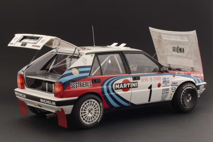Wie bei den Fertigmodellen gibt es auch beim Modellbau eine Kategorie für “diverse Maßstäbe”. In dieser Kategorie Q gewann 2022 der Lancia Delta 16 V als Bausatz in 1:12 von Italeri ]Foto: Werk