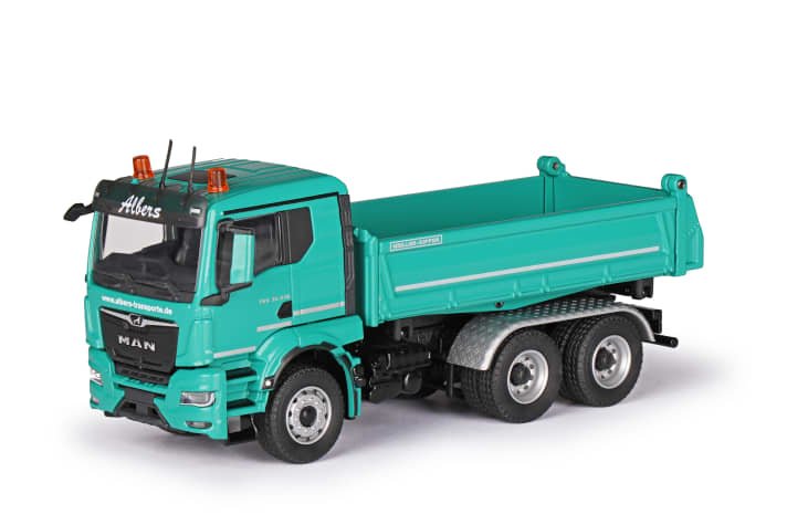 In dreiachsiger Version und den Hausfarben von “Albers-Transporte” baut Conrad in 1:50 aus Die Cast außerdem diesen TGS TN 33.510 als Neuheit für den MAN-Shop nach]