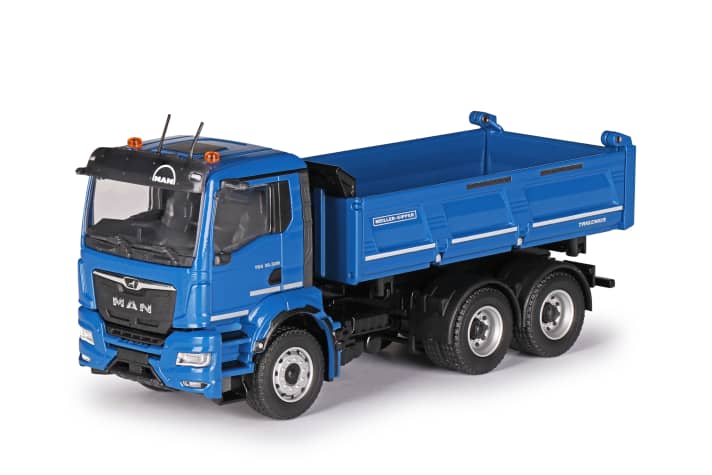 Das Neuheiten-Trio in Sachen Kipper für den MAN-Shop in der Baugröße 1:50 komplettiert dieses Conrad-Modell eines TGS NN 33.520 mit Meiller-Aufbau in Blaumetallic]