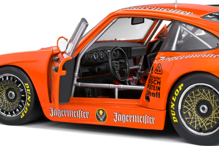 Das bewährte Lastenheft mit wohlproportionierter Karosserie aus Zinkdruckguss und beweglichen Türen sowie einer hochwertigen Innen- wie Außendeko zeigt auch die Jägermeister-Neuheit ]