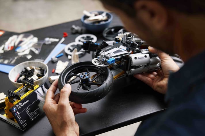 Bei einem Verkaufspreis von 199,99 Euro darf der Kunde im Falle der BMW M 1100 RR perfekte Bauteile und eine makellose Anleitung erwarten. Beides wird hier erfüllt.]