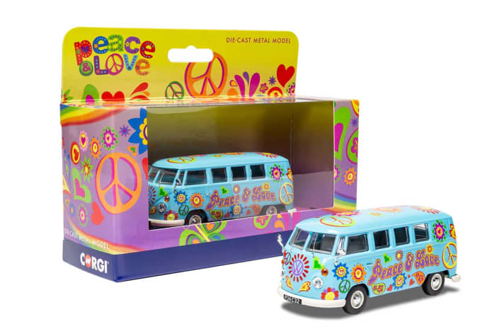 Corgi weiß, wie Sonderserien erfolgreich sind. Die passende Verpackung gehört einfach dazu, die den Style vom Modell auf die vorgesehene Garage für das Regal überträgt – siehe dieser schrille 1:43-Bulli ]