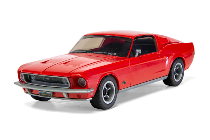 Erstaunlich wie wohlproportioniert der ‘68 Ford Mustang GT Fastback von Airfix daherkommt, der gerade einmal aus 45 verscheidenen Bauteilen vom Bastler zusammengefügt werden muss. ]Foto: Werk