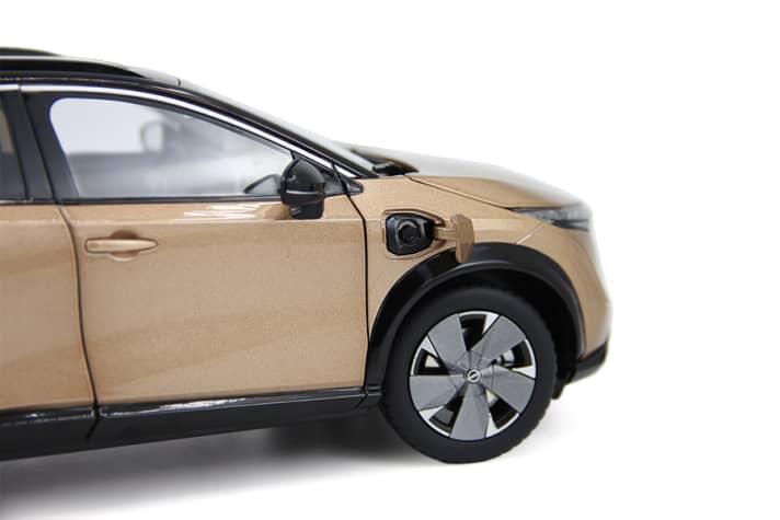 Wer die Detailverliebheit von Paudi Model kennt, der wird sich kaum darüber wundern können, dass sich die Klappe für das Ladekabel selbstverständlich am 1:18er öffnen lässt]