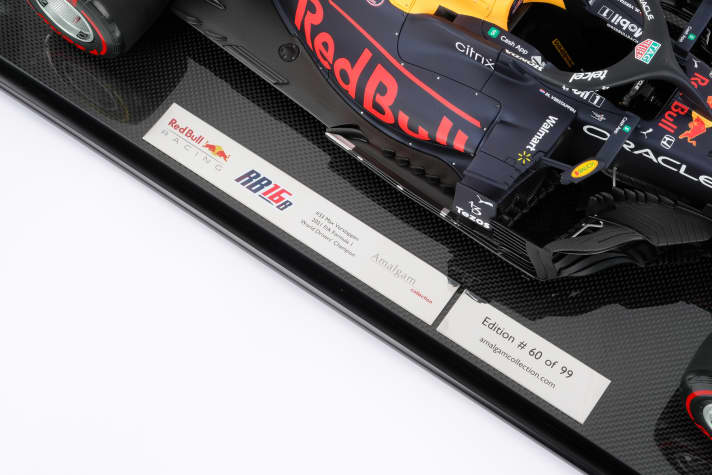 Die Plakette macht es auch noch einmal deutlich: Hier ist die Version des Red Bull Racing R16B zu sehen, mit dem Max Verstappen in Abu Dhabi den Grand Prix gewann und erstmals Weltmeister wurde ]