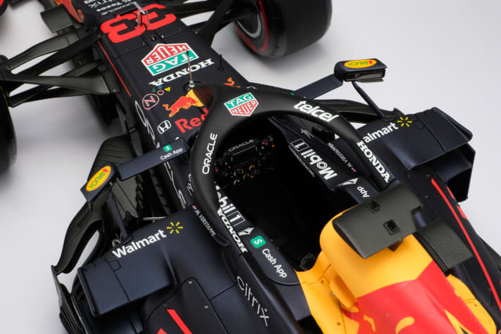 Aus dieser Perspektive ist die Präzision des Amalgam-Modells im Bereich des Red-Bull-Cockpits und der kompliziert geformten Seitenkästen im Maßstab 1:8 des R16B deutlich zu erkennen]