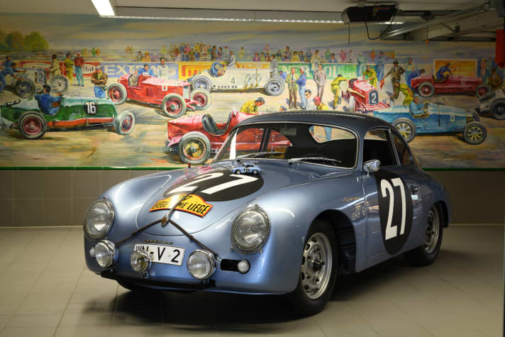 Fast schon magisch schimmert der Porsche 356 Carrera V2 in seiner Box. Auf der Kofferraumhaube des Leichtbaucoupés parkt das 1:18-Modell, das Schuco bald ausliefern will. ]