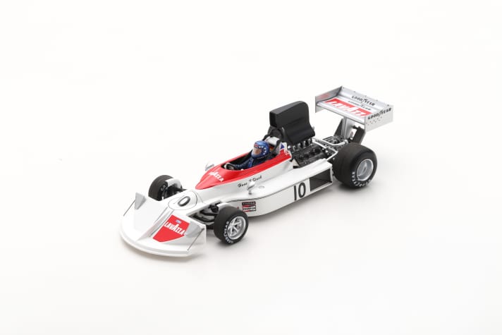 Die Resine-Verkleinerung von Spark zeichnet jenen March 751 in 1:43 nach, mit dem Hans-Joachim Stuck 1975 beim Großen Preis von Deutschland auf dem Nürburgring startete ]