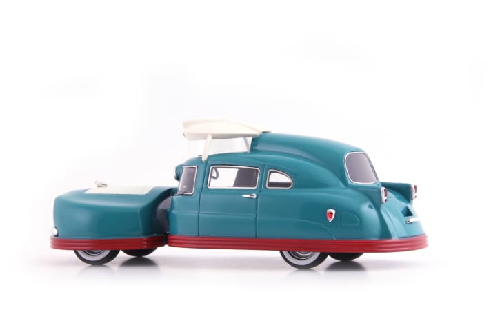 In der Seitenansicht ist die ungewöhnliche Knicklenker-Konstruktion des Sir Vival auch beim dreifarbig lackierten 1:43-Modell aus dem Hause Autocult sehr gut zu erkennen ]Fotos: Werk