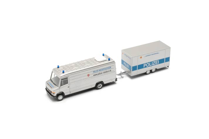 Dieses silberne Gespann aus Mercedes-Benz Vario war eigentlich als Besonderheit zur Interschutz geplant, kommt nun aber anlässlich des Sommerfest-Livestreams in den Fachhandel]Foto. Werk