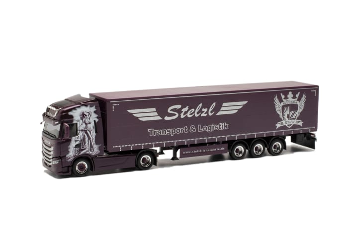 Beim violetten Iveco S-Way “Stelzl” als Gardinenplanensattelzug kann der Kunde wahlweise im Heck seinen Namen aufdrucken lassen, frei nach dem Motto “Max Mustermann fährt für Stelzl”]