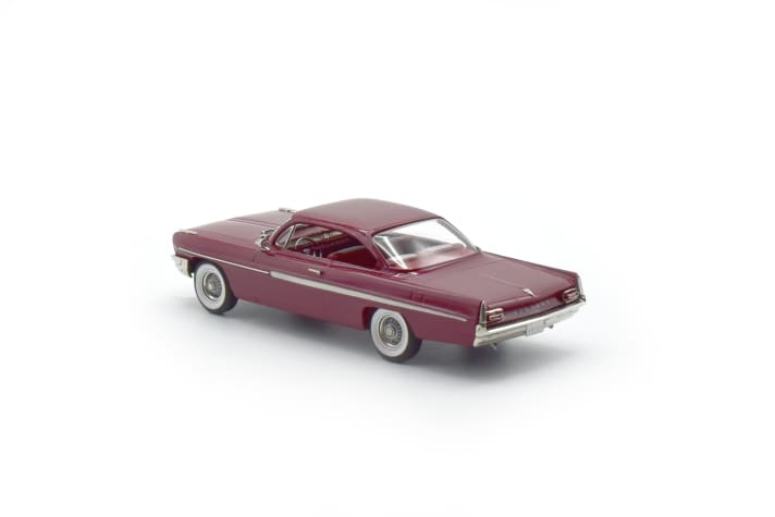 Auch ein schöner Rücken kann entzücken: Die Heckansicht des Brooklin Models gibt den Blick auf das luxuriös in 1:43 gestaltete Interieur des Pontiac Ventura von 1961 frei. ]