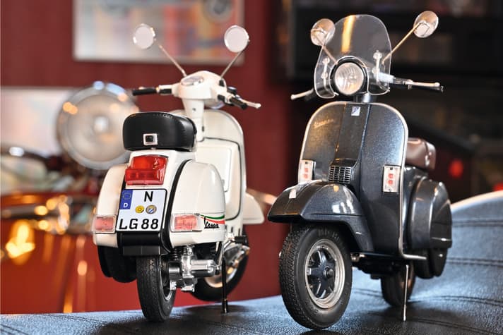 Die Traditionsmarke Schuco bringt in ihrem Motorrad-Hausmaßstab 1:10 zwei neue Varianten aus der PX-Reihe der berühmten Vespa. Beide Roller-Zugänge aus Die Cast stellt MODELL FAHRZEUG vor. ]Foto: W. Doppelhammer