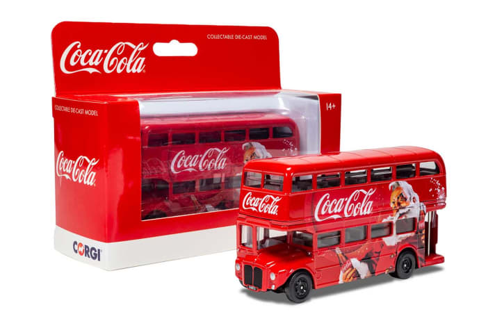 Natürlich legen Sammler bei ihrem Coca-Cola-Doppeldeckerbus von Corgi gesteigerten Wert auf eine passende Verpackung mit Brause-Logo in Rot und Weiß.