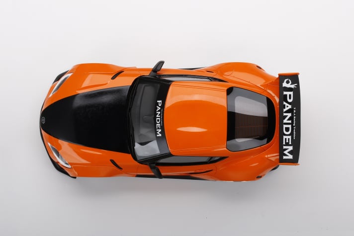 Aus der Vogelperspektive ist beim Pandem-Supra sehr gut zu erkennen, wie der Widebody-Kit die Proportionen des Serien-Coupés tiefgreifend verändert ]