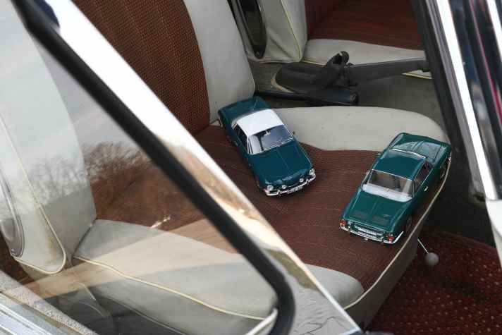 Nicht nur die luxuriöse Zweifarbigkeit, auch die Finessen des Interieurs, im Koffer- und Motorraum machen den VW Karman Ghia von Norev in 1:18 zu einen interessanten Neuzugang für 2025 ] Foto: Markus Bolsinger
