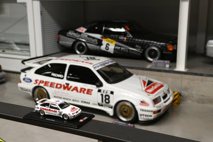 Unter den bereits lieferbaren Sondermodellen des Nationalen Automuseums ist auch dieser Ford Sierra Cosworth von Spark in 1:43, Sieger DTM 1988 von Klaus Ludwig