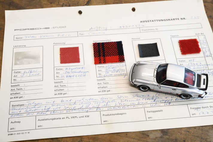 Mit dem silbernen Porsche Turbo Nummer 1 fing es 1974 bei Porsche an. Das Geschenk zum Geburtstag von Louise Piech war der erste aufgeladene 911 für die Straße. Wir enttarnen das passende 1:43-Projekt. ] Foto: Markus Bolsinger