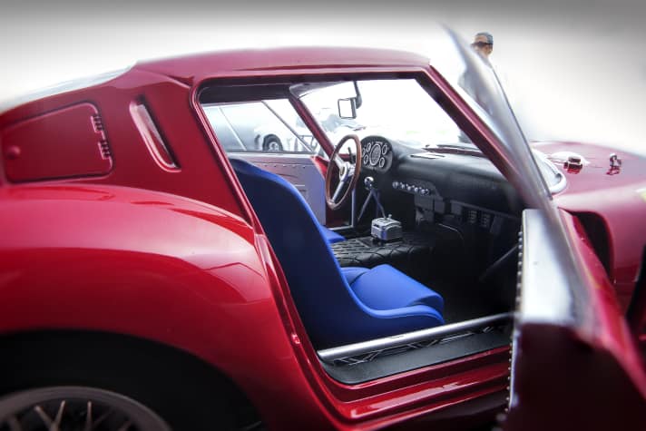 KK-Scale überrascht die Szene mit einem Großmodell des legendären Ferrari 250 GTO in der Baugröße 1:12. Für 200 Euro liefert der Hersteller eine Miniatur mit erstaunlich ausgefeilten Finessen. ] Foto: Blacky Studio