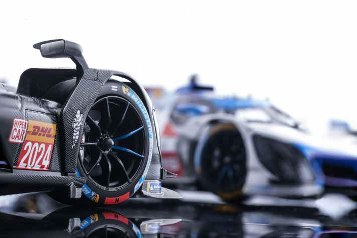 Minichamps kündigt den Langstrecken-Boliden BMW M Hybrid V8 als 1:18-Modell aus Die Cast an. Mit dem Original will BMW die 24 Stunden von Le Mans gewinnen. Wir zeigen alle Details des 1:18ers. ] Foto: Blackys Studio
