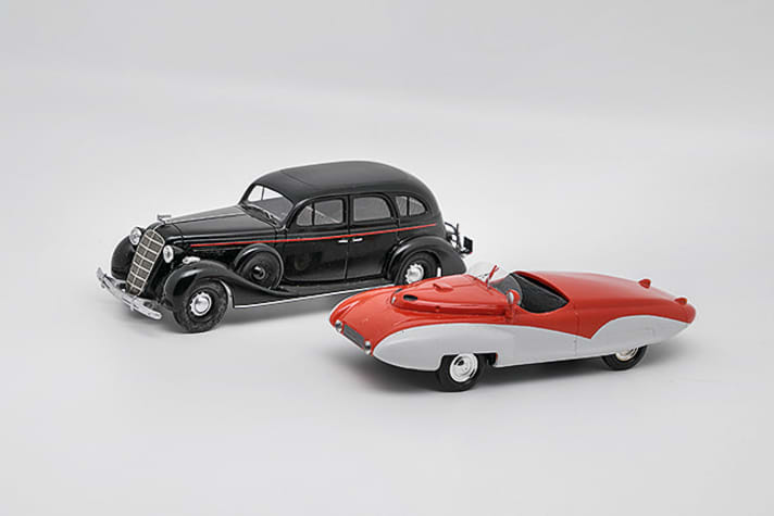 Die schwarze ZIS-Limousine Typ 101 von Kherson und der Stromlinien-GAZ Typ 20-SG1 „Pobeda-Sport“ in 1:43