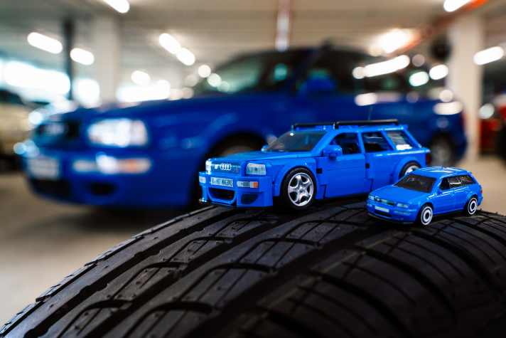 Eine echte Ikone mit vier Ringen hat sich Mattel für seinen Hot-Wheels-Kit in 1:32 ausgesucht. Der RS2 geht in Blau an den Start. Und als Zugabe gibt es wie bei allen Birck-Bausätzen einen 1:64 obendrauf. ] Foto: Mattel