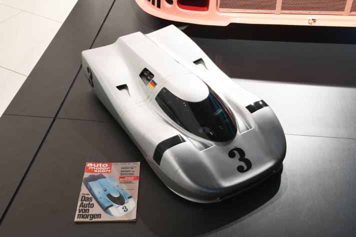 In der Titelgeschichte zeigen wir geheimnisvolle Modelle aus dem Unternehmensarchiv von Porsche, wie diesen 917 in 1:4, der Titelheld bei “auto, motor und sport” war. Foto: Markus Bolsinger