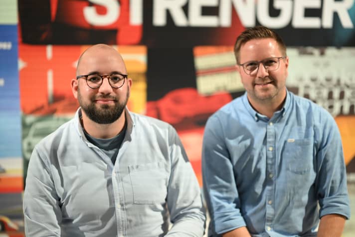 Stellen sich dem MODELL-FAHRZEUG-Interview: Maik Grützmacher (oben links) und Jörg Heinz von Porsche Lifestyle, die mit der Entwicklung von Miniaturprojekten betraut sind