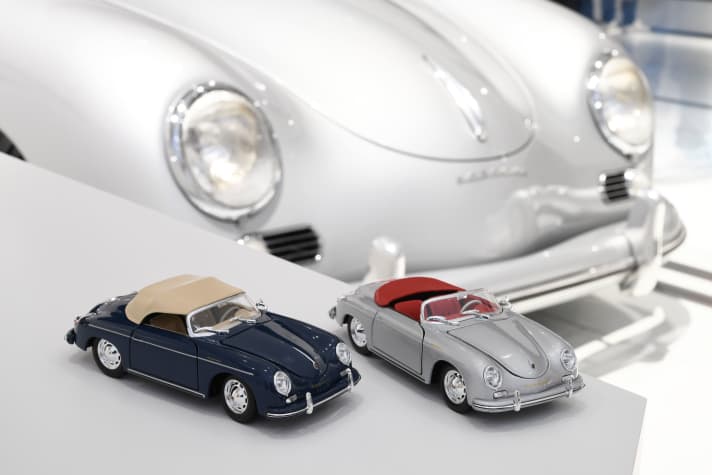Dass ein Porsche nicht teuer sein muss, beweist Welly mit dem Porsche 356 Speedster in 1:24, der um die 20 Euro kostet, hier fotografiert mit dem Original im Museum