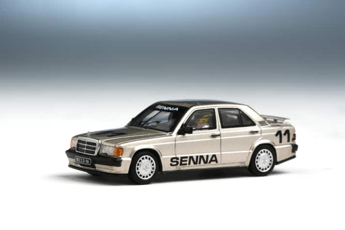 Erstmals siegte bei der Leserwahl zum Modellfahrzeug des Jahres ein 1:64-Modell. Es ist der Mercedes-Benz 190 E 2.3-16 “Senna” als Zinkdruckgussmodell von Mini GT in der Kategorie M ] Foto: Mini GT