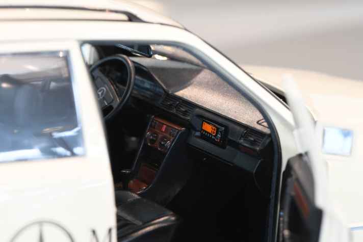 Wir gehen ins Detail: Das ist bei MODELL FAHRZEUG vom Start weg immer unser Credo gewesen. Und hier sehen Sie eines der brillanten Details unseres Titelstars: des Mercedes W 124 T-Modells von Norev in 1:18 – hier als Taxi!