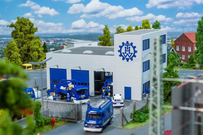 Da werden sich die Dioramenbauer freuen: Faller stellt ein komplett neu gestaltetes THW-Gebäude aus Kunststoffteilen in der Baugröße 1:87 ins Rampenlicht! ] Foto: Werk