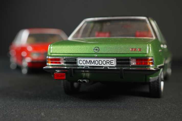 Mit einem sicheren Instinkt peilt Modell Car World die nächste Marktlücke im 1:18-Fuhrpark an: Als Die-Cast-Modell mit geschlossener Karosserie gehen der Opel Commodore B und der passende Rekord D an den Start ] Foto: Model Car World
